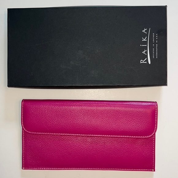 Raika magenta pebbled leather travel pouch w/matching passport cover– NIB - Picture 6 of 12